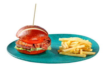 Hamburguesa con beicon, lechuga y tomate acompanyada con patatas fritas 