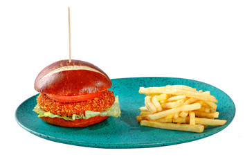 Hamburguesa de pollo empanado con lechuga y tomate acompanyada con patats fritas