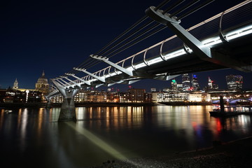 Fototapeta na wymiar Millennium bridge over the river Thames