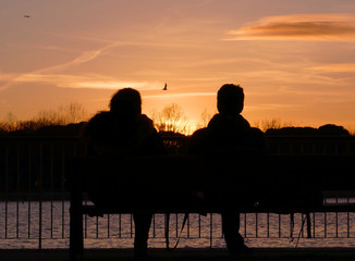 Fototapeta na wymiar Couple devant coucher de soleil