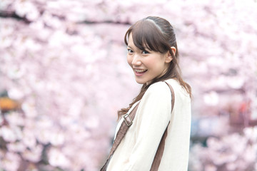 花見をする女性