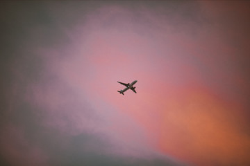 Avion en atardecer