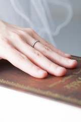 Obraz premium 聖書に誓う花嫁の手元