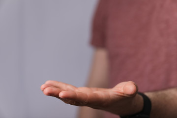 Obraz premium A man holding empty his hand