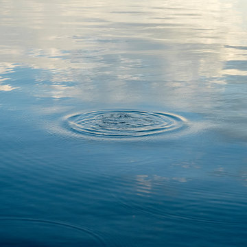 Onda en el agua por una gota