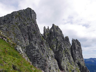 vista meravigliosa delle imponenti Dolomiti rocciose in estate