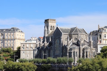 Obraz premium L'église catholique Sainte Eugénie à Biarritz vue de l'extérieur, département des Pyrénées atlantiques, région Nouvelle aquitaine, France