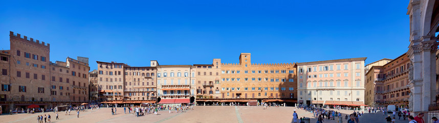 Fototapeta na wymiar Tuscany impressions in Siena with piazza sel campo, Italy.