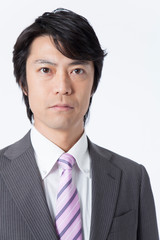 真剣な眼差しのビジネスマン