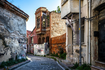 Fototapeta na wymiar narrow street in the old town of Istanbul
