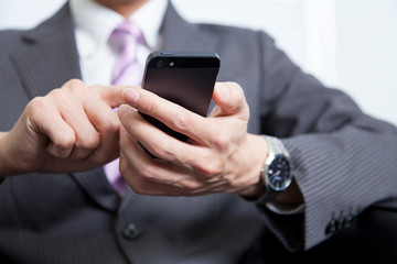 スマホをするビジネスマン
