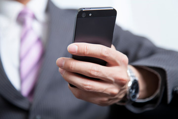 スマホをするビジネスマン