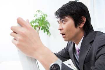 驚くビジネスマン