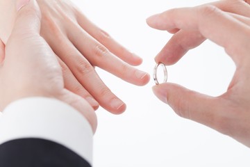指輪交換をする手元