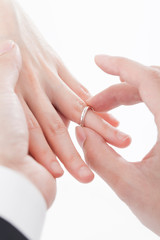 指輪交換をする手元