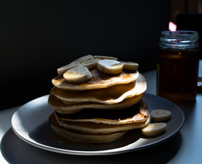 pancakes with bananas and honey
