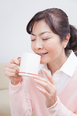 飲み物を飲むミドル女性