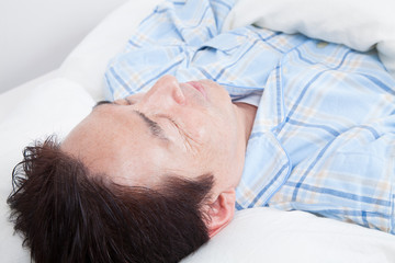 眠るミドル男性