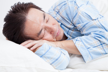 眠るミドル男性