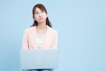 ノートパソコンをする女性