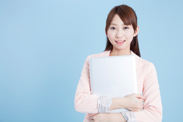 Fototapeta premium ノートPCを持つ女性