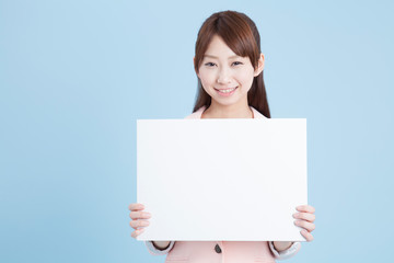 Fototapeta premium メッセージボードを持つ女性