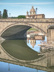 Naklejka premium Reflecion on the arno river in Florence April 2020 