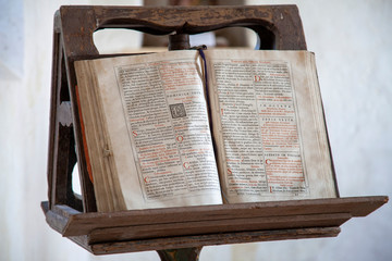 vieille bible sur son lutrin ressamblant à un grimoire - obrazy, fototapety, plakaty