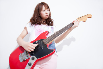 ギターを演奏する女性