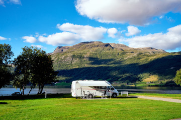 Sehr schöner Campingplatz in Norwegen mit Wohnmobile an einem Berg See mit Bergen im Hintergrund...