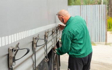 Attaching the tarpaulin to the trailer