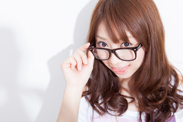 眼鏡の女性