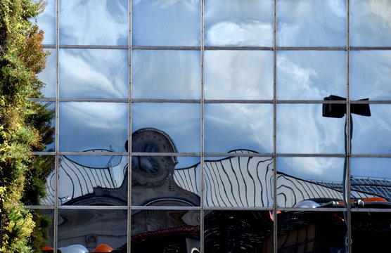 Bahnhof Lyon-Perrache spiegelt sich in einer Glasfassade