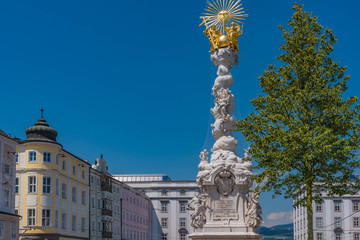 Fototapeta na wymiar Pestsäule am Hauptplatz in Linz an der Donau