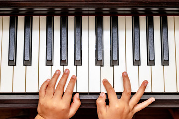 ピアノを弾く子供の手
