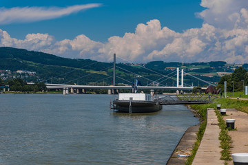 Fototapeta na wymiar Schiff und Brücke an der Donau in Linz