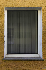 Einfaches Fenster mit Gardinen