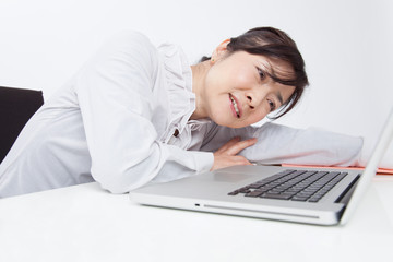 悩むビジネスウーマン