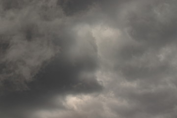 Obraz premium stormy clouds in various shades of gray, completely covering the sky.