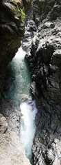 Canyon mit blauem Wasser in den Alpen, Breitachklamm