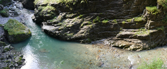 Bergbach mit blauem wasser in den Apen, Breitachklamm