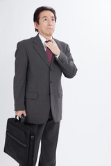 ネクタイを締めるビジネスマン