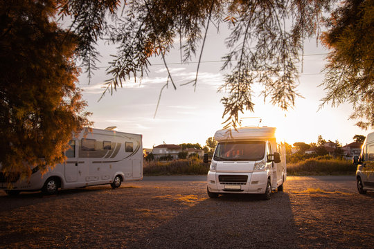 Kamper o wschodzie słońca &ndash; autocamper