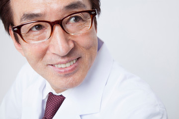 眼鏡の男性医師