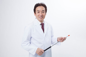 指示棒で説明する男性医師