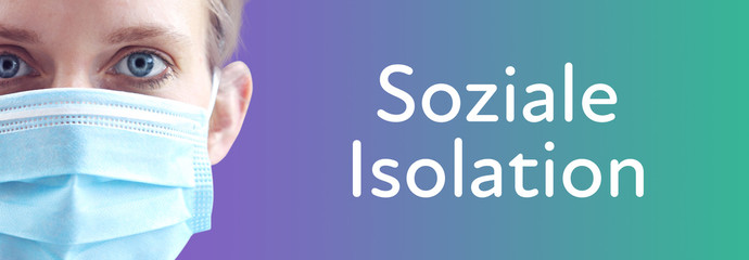 Soziale Isolation (Coronavirus). Portrait von schöner Frau mit Mundschutz (Close up). Text auf...
