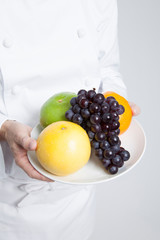 フルーツを持つ調理師