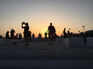 Fototapeta premium Sonnenuntergang mit Menschen