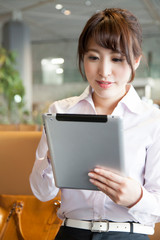 Fototapeta premium 空港でタブレットPCを操作するOL