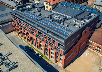 Fototapeta panele solarne na dachu budynku obraz